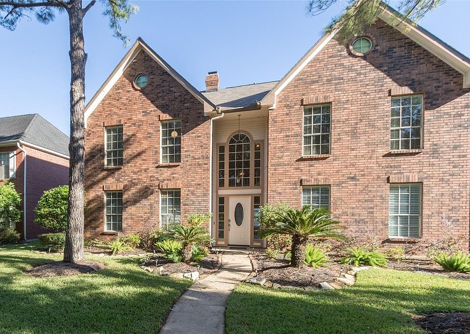 Stately 4/5 Bedroom home with Pool and Spa in Lake Colony