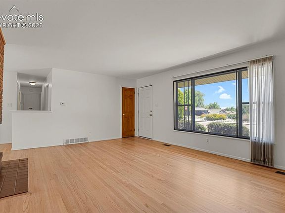 5th image of 404 Esther Dr