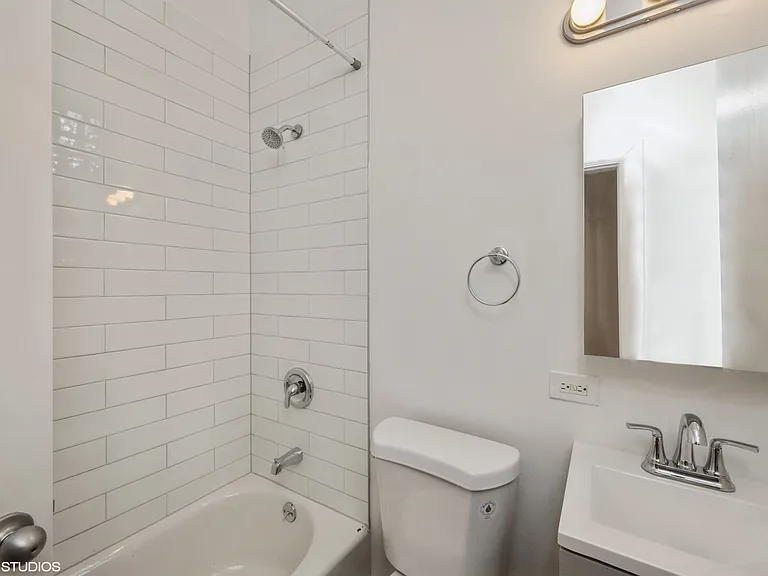 2528 N Burling St #2W — Photo 8