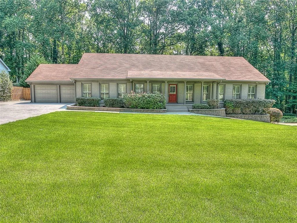 6 bed, 3.5 bath, 2466 sqft, $4,500 — Photo 1