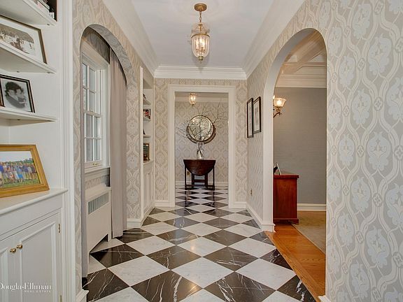 3rd image of 550 Park Ave