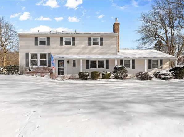 35 Laureldale Dr, Pittsford, NY 14534