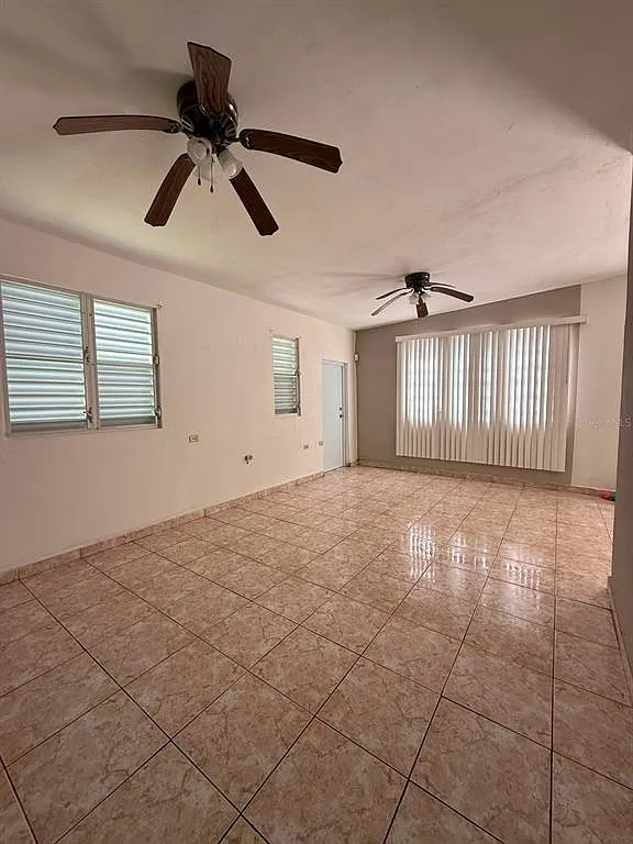 3 bed, 1.0 bath, 984 sqft, $1,000 — Photo 3