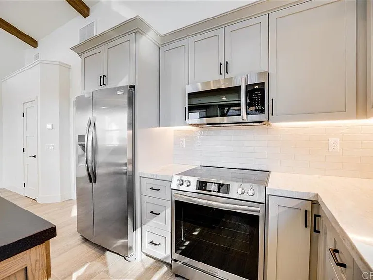 327 D St — Photo 10