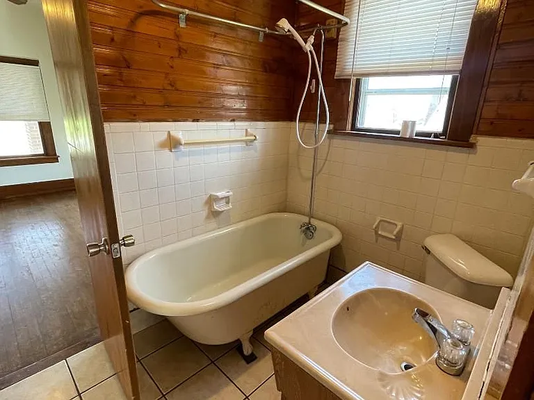 430 E Symmes St — Photo 10