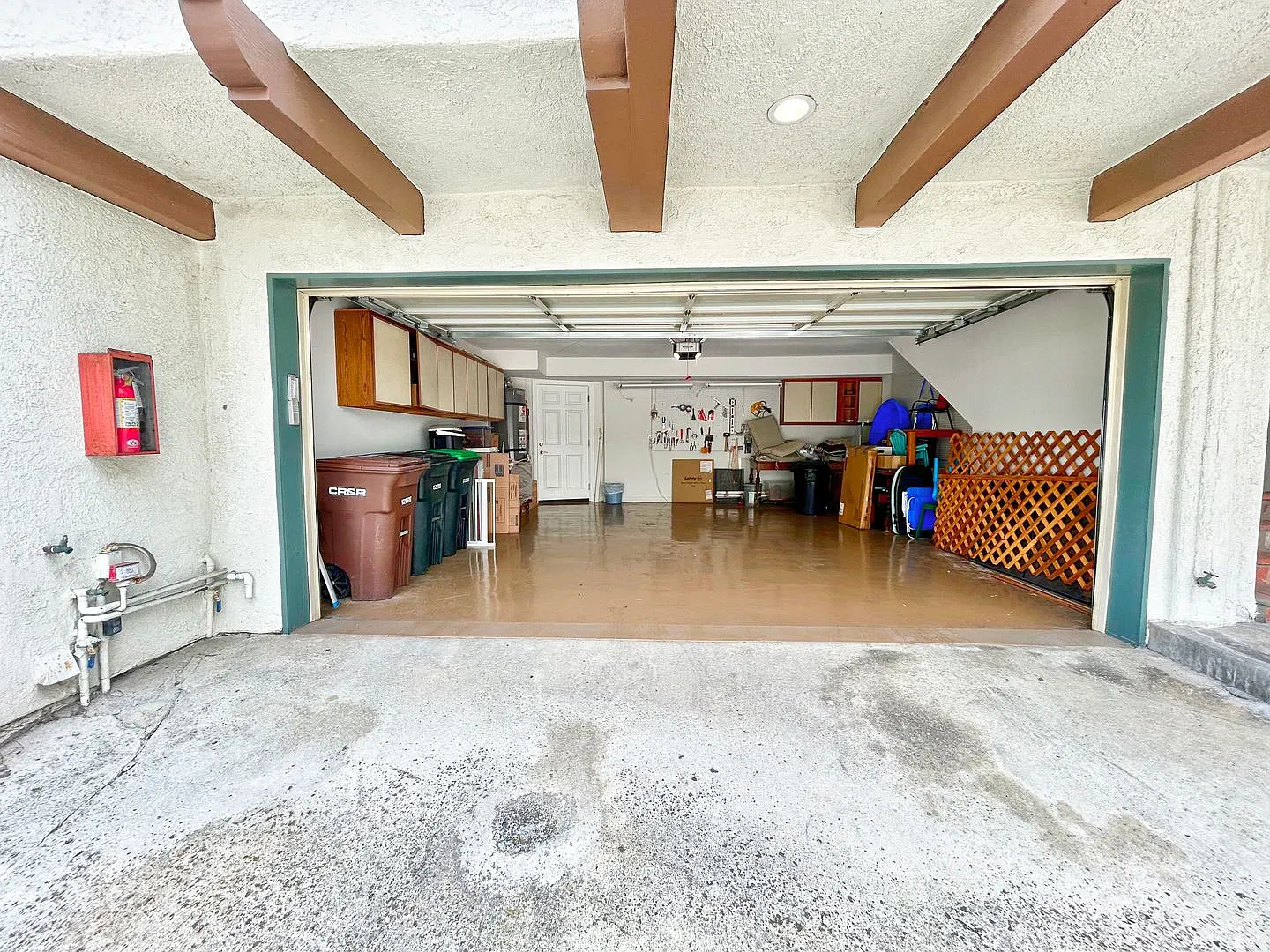 Steps to the beach from this Ocean View Condo with 2 car garage — Photo 4