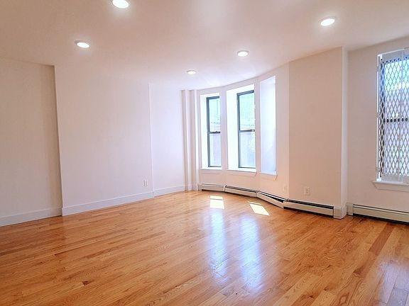 3rd image of 510 Manhattan Ave #3L
