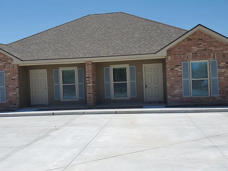 779 Dewey St — Photo 1