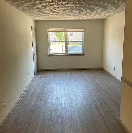 4th image of 2905 Llewellyn Ave #2