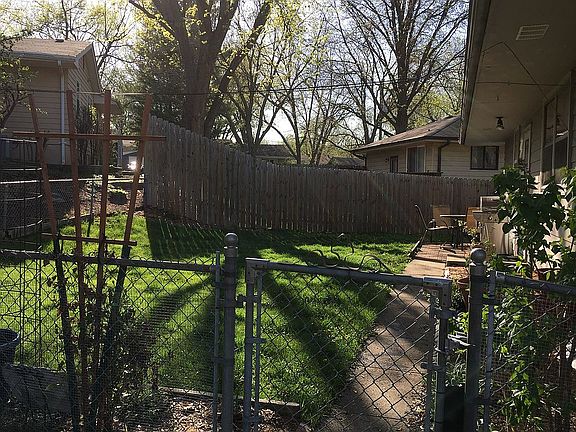 3rd image of 2918 Meadow Ln