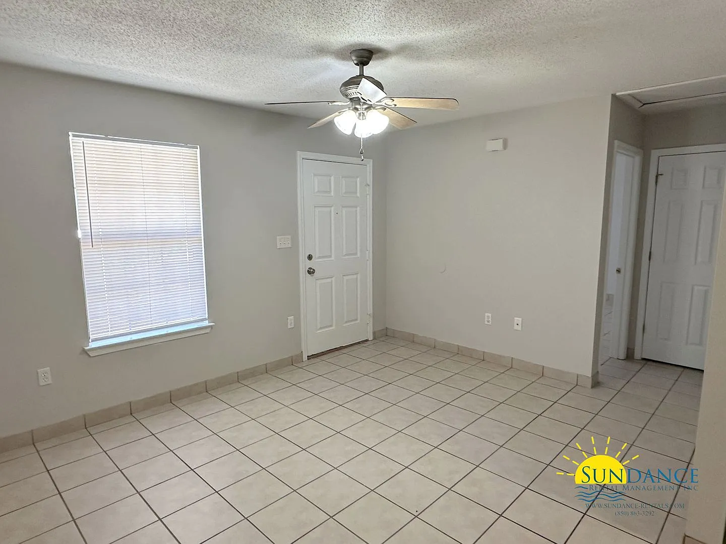 Spacious 2 Bedroom Duplex in Navarre! — Photo 4