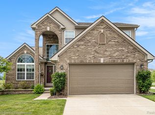 53643 Valleywood Dr, South Lyon, MI 48178