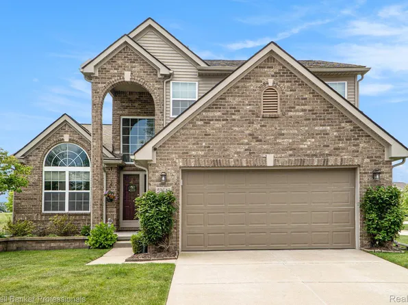 53643 Valleywood Dr, South Lyon, MI 48178