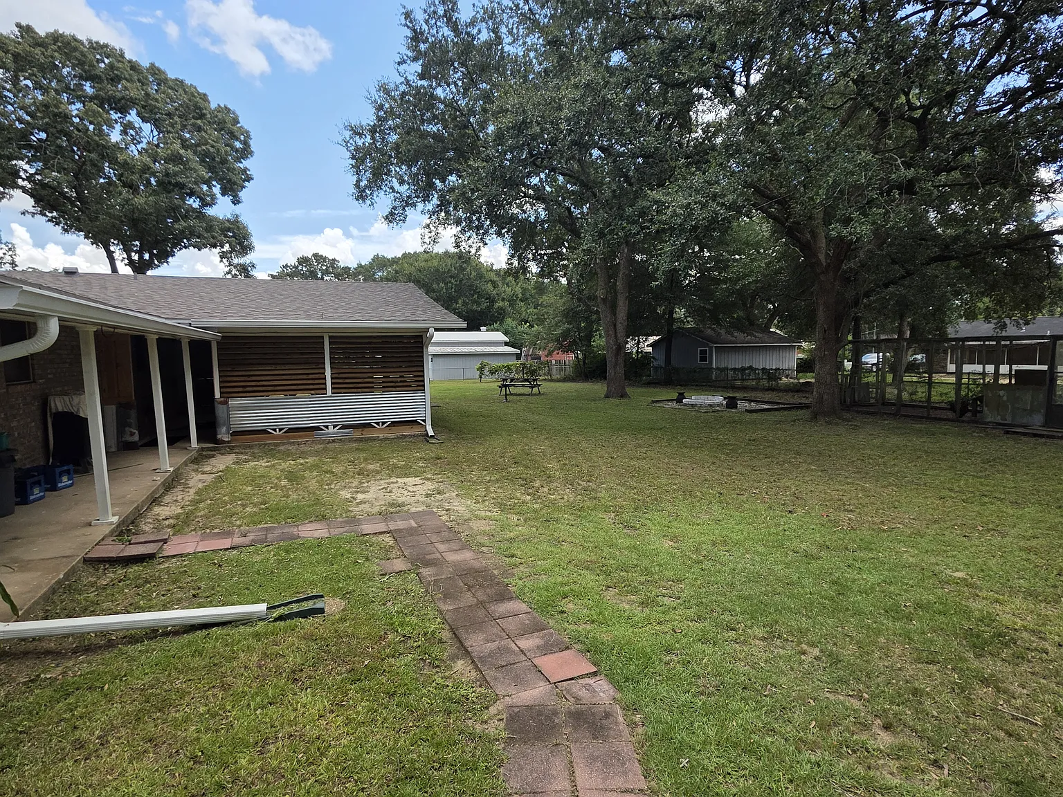 4 bed, 2200 sqft, $2,200 — Photo 4