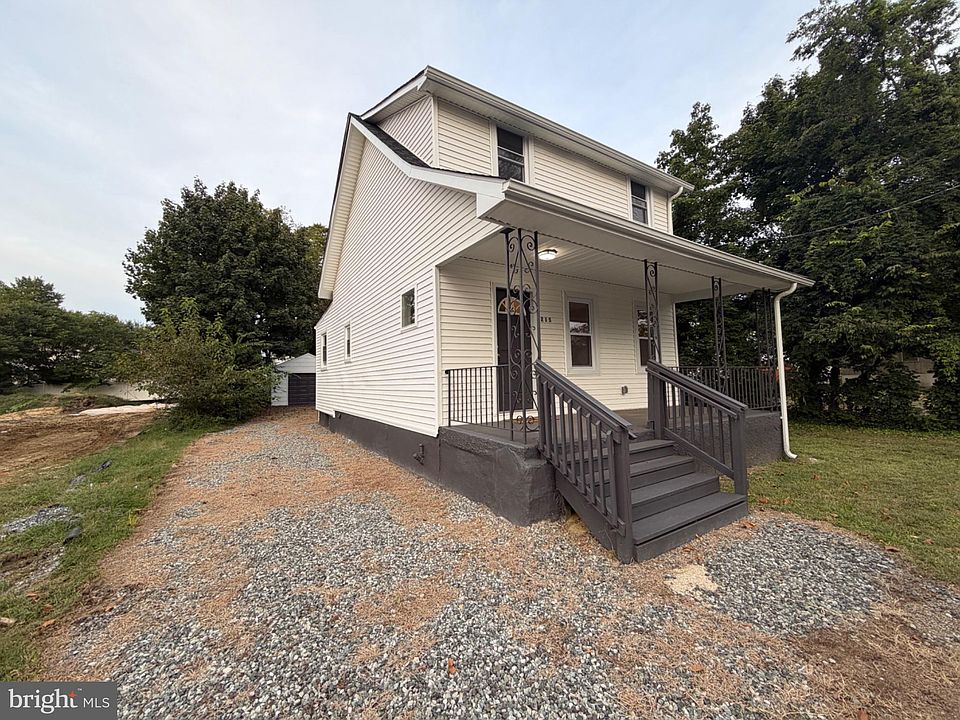 1st image of 215 Thomas Ave N
