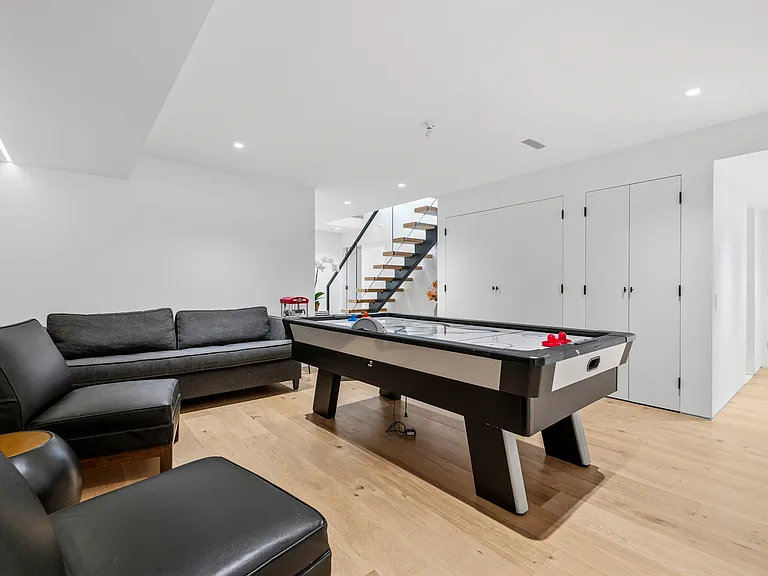 101 Montauk Blvd — Photo 39