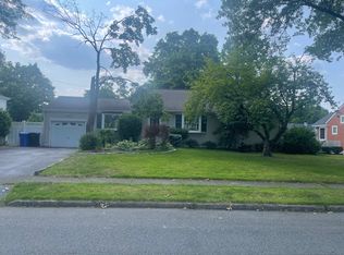 737 Prescott Pl, Paramus, NJ 07652