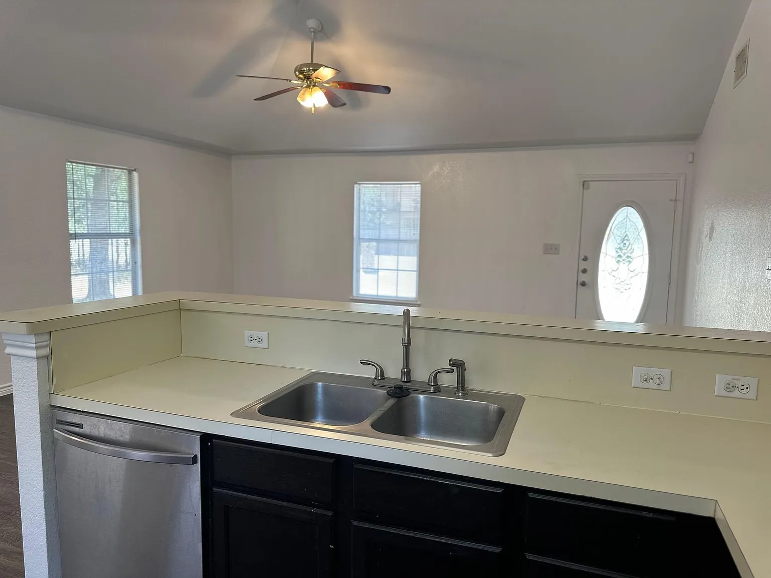 3 bed, 2.0 bath, 1225 sqft, $1,750 — Photo 4