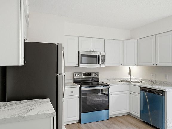 4th image of 2811 Langley Ave APT 216