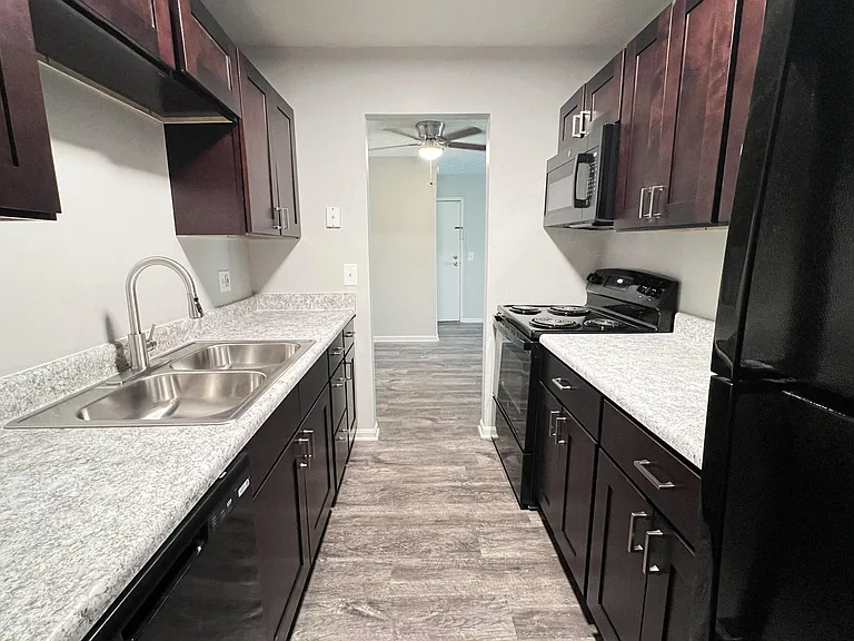Crown Crossing Apartments — Photo 61