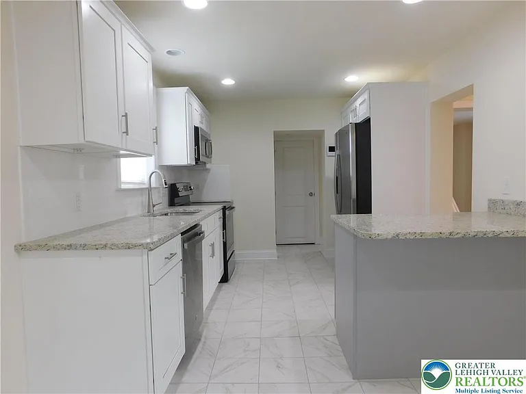 68 W Union Blvd — Photo 16