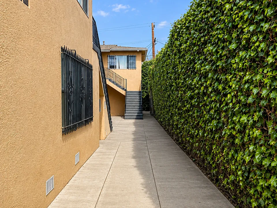 533 W. 75th Street Los Angeles, CA 90044