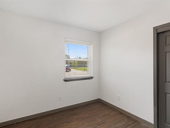 4th image of 2603 Emerald Dr