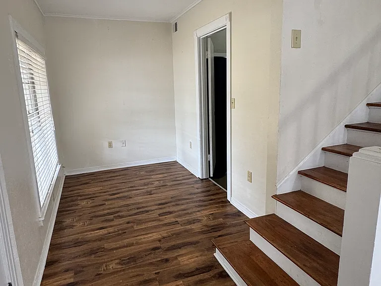 418 W College St — Photo 11