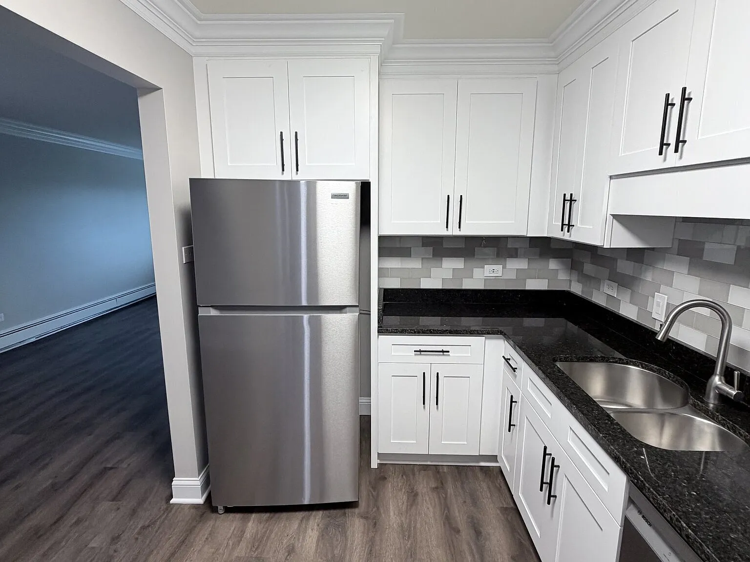Beautiful 2 Bedroom 1.5 Bathroom in Downers Grove — Photo 3
