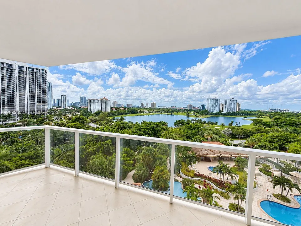 20281 E Country Club Dr #809