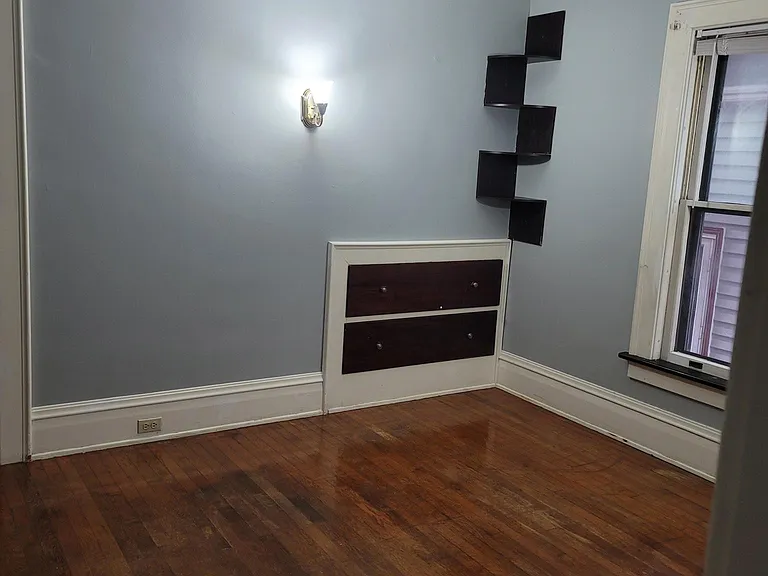 446 W 7th St — Photo 10