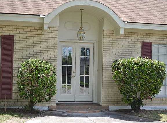 2nd image of 2401 Belcher Dr