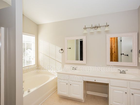 5th image of 135 Meandering Way Ln
