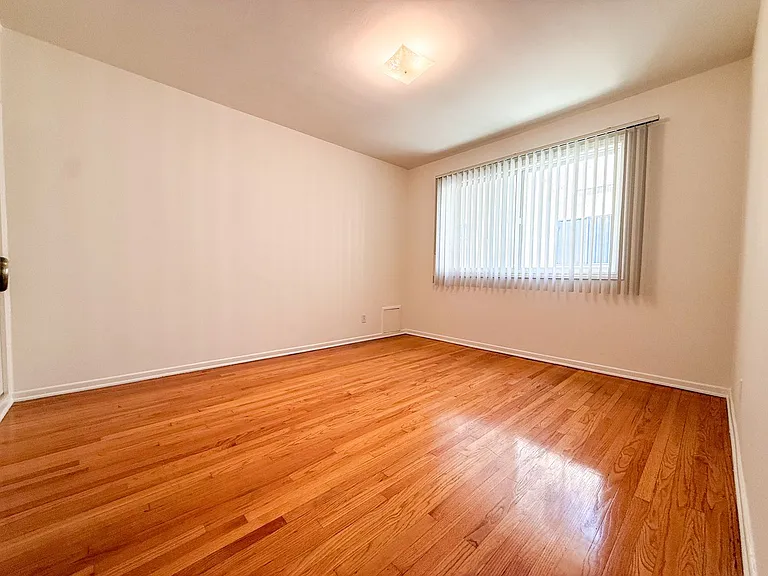 1033 S Holt Ave — Photo 8