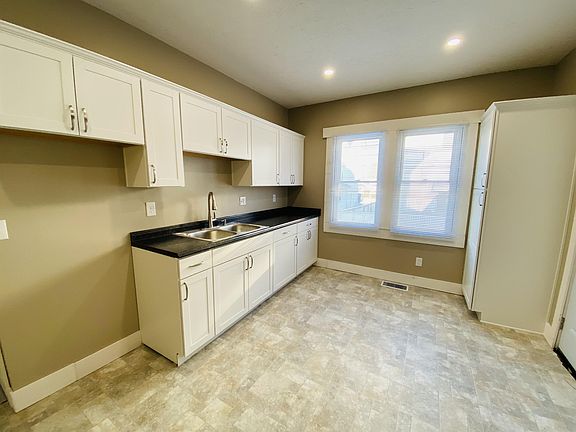 3rd image of 407 Vine St #1