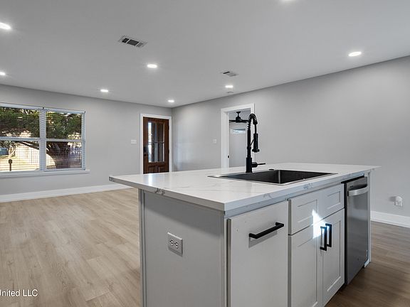4th image of 417 Woody Cir