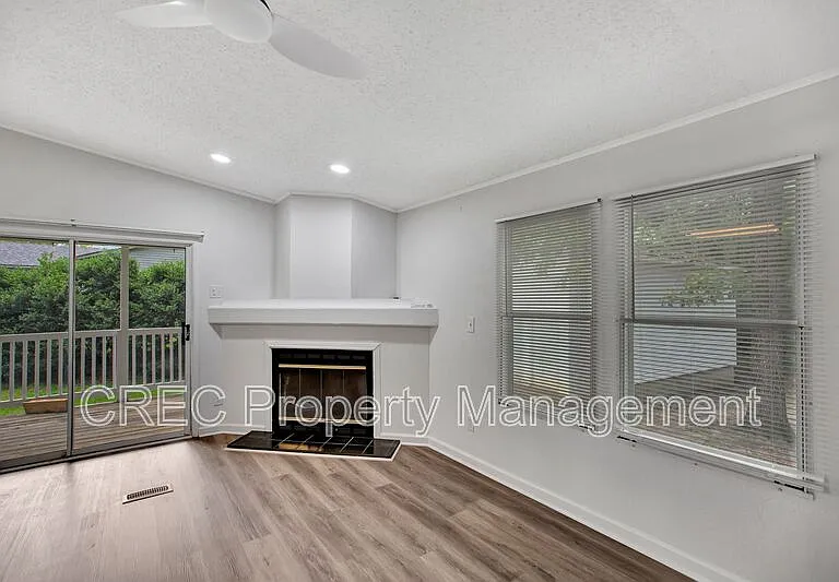 405 Vine St — Photo 8