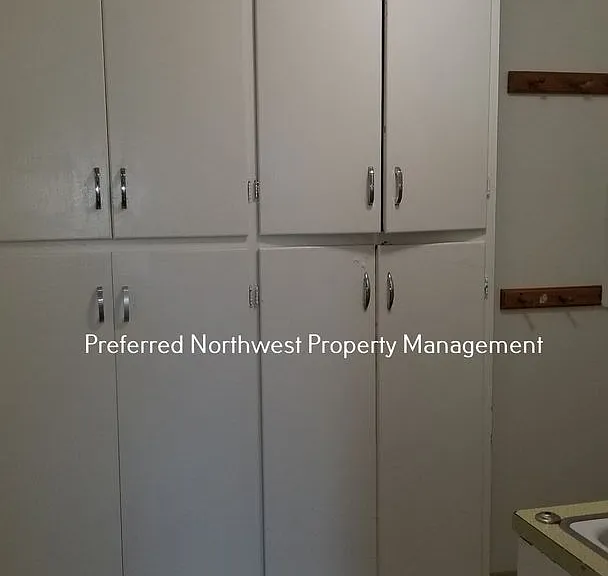 390 Stevens Ln — Photo 8