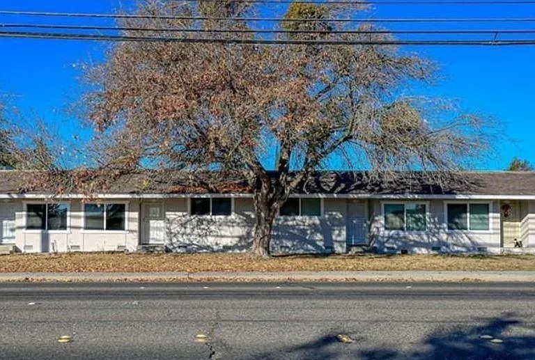 809 E Bellevue Rd — Photo 1