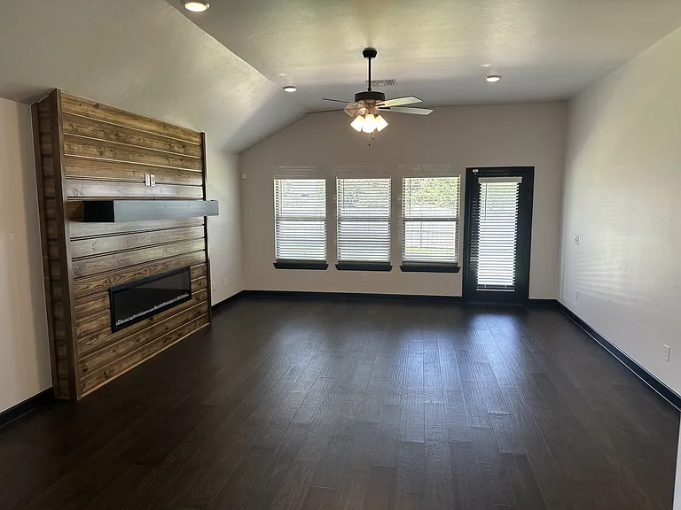 2229 Roca Dr — Photo 3