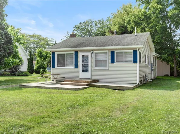 7334 Worth Rd, Lexington, MI 48450