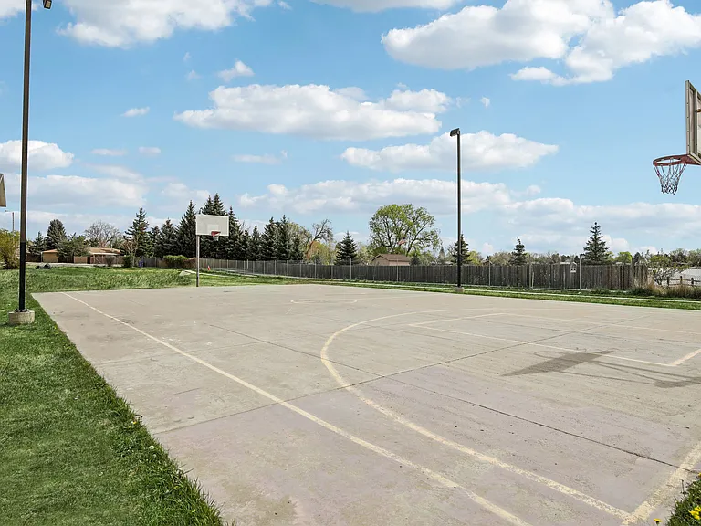 Autumn Lake Apartments — Photo 9