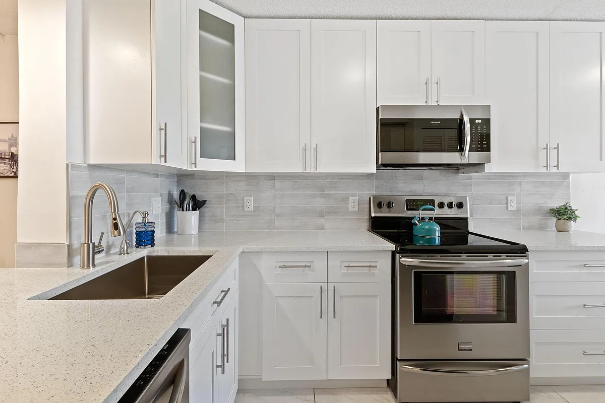 Building Photo - 5380 Cedar Lake Dr #304
