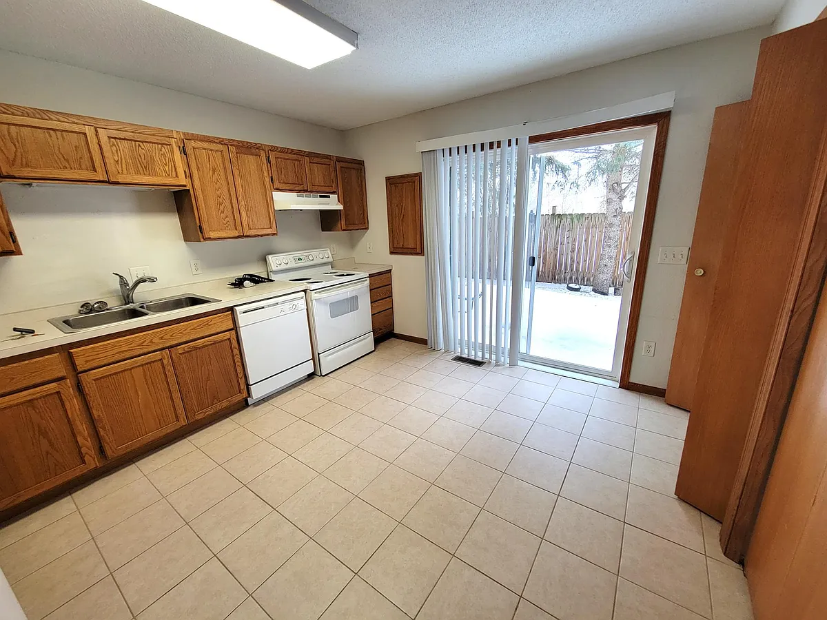 Building Photo - 915 7th St #14