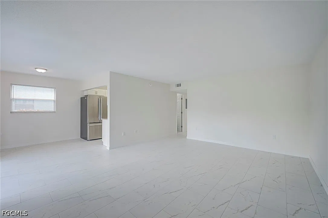3225 E Riverside Dr — Photo 4