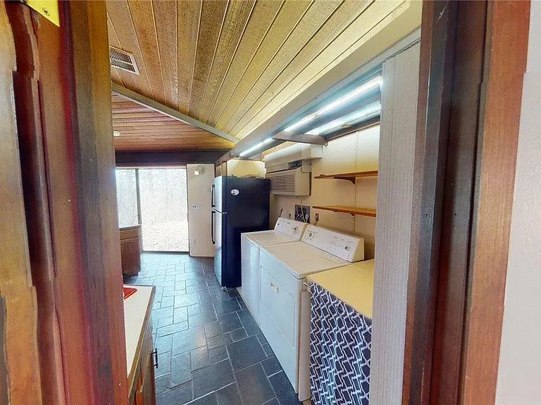 200 Steele Rd — Photo 11
