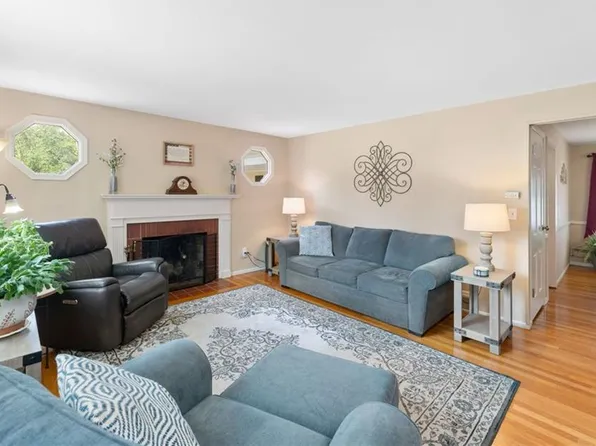 1 Woodhaven Dr, Cumberland, RI 02864