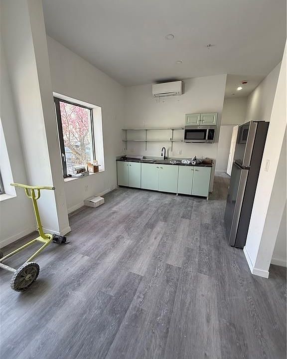 2nd image of 536 Smith St #102