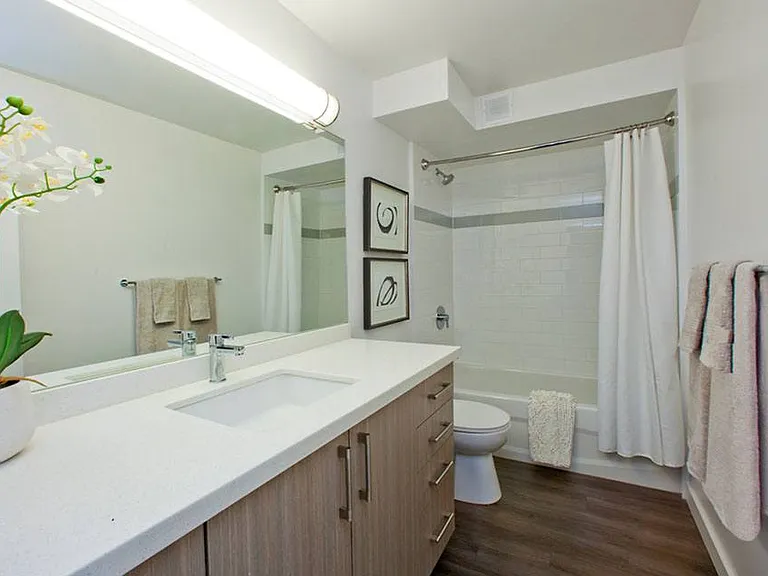 2575 Danforth Ave — Photo 21