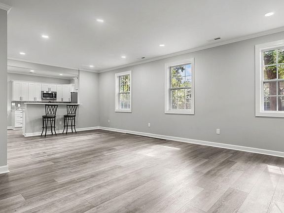 4th image of 147 W Ellawood Ave